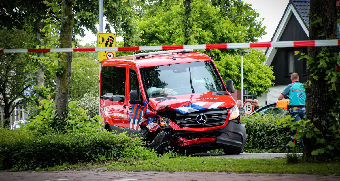 Zware aanrijding met brandweerbusje leidt tot meerdere gewonden