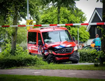 Zware aanrijding met brandweerbusje leidt tot meerdere gewonden