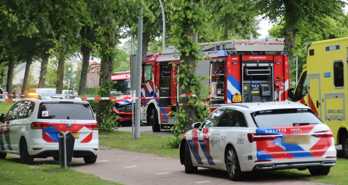 Zware aanrijding met brandweerbusje leidt tot meerdere gewonden - Foto 1