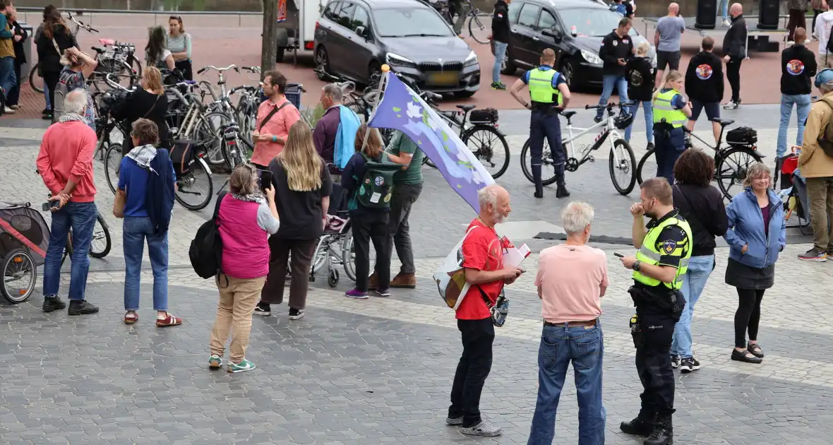 Demonstratie trekt veel aandacht - Foto 1