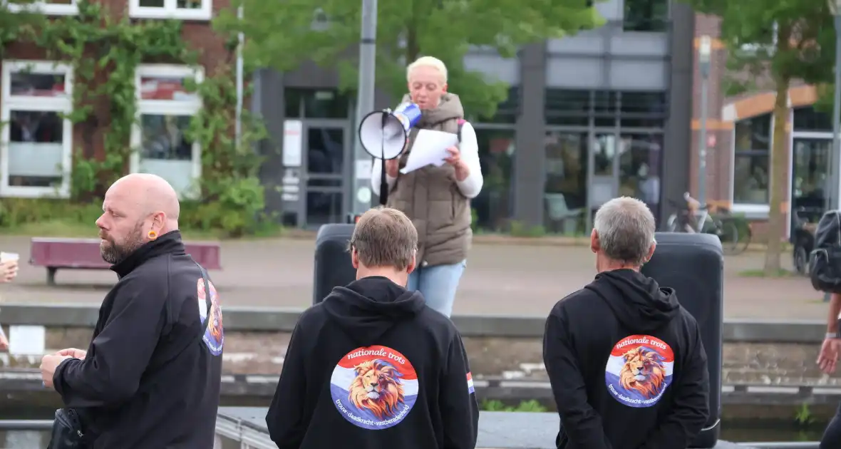 Demonstratie trekt veel aandacht - Foto 10