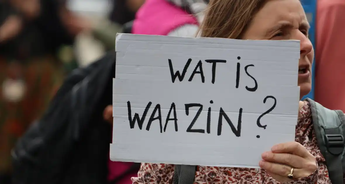 Demonstratie trekt veel aandacht - Foto 11