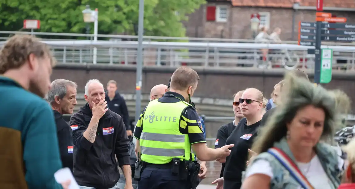 Demonstratie trekt veel aandacht - Foto 13
