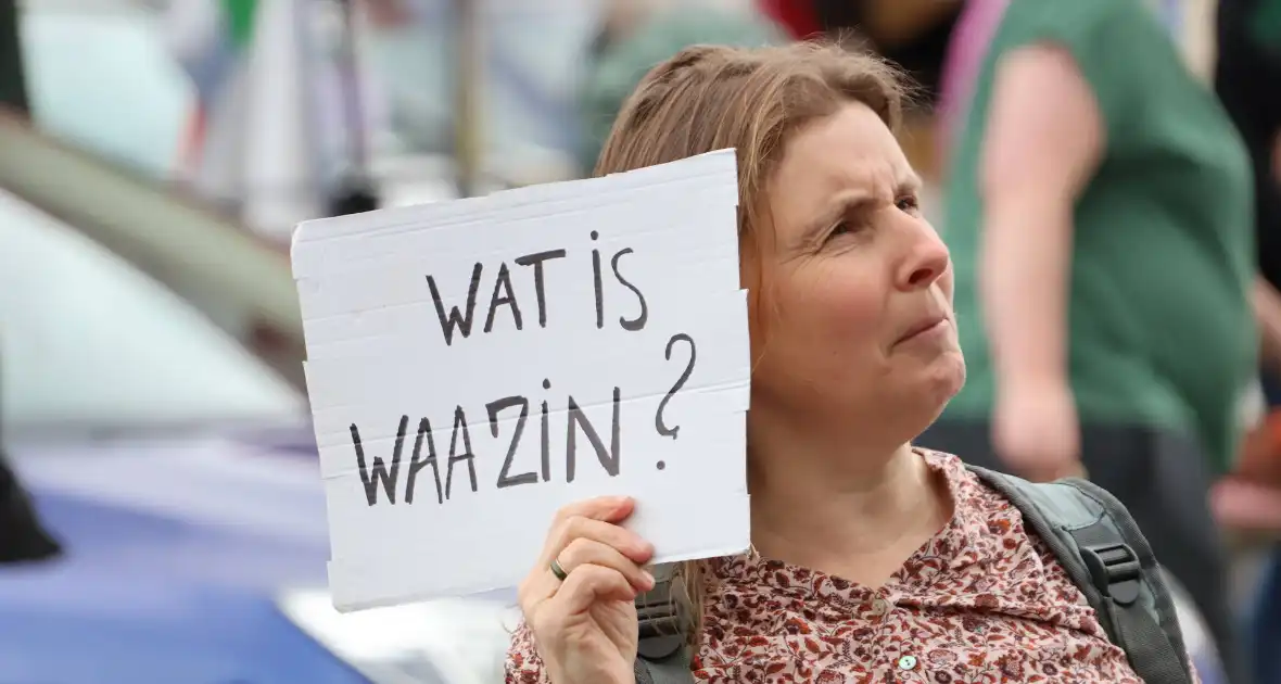 Demonstratie trekt veel aandacht - Foto 14