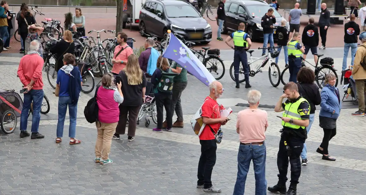 Demonstratie trekt veel aandacht - Foto 2