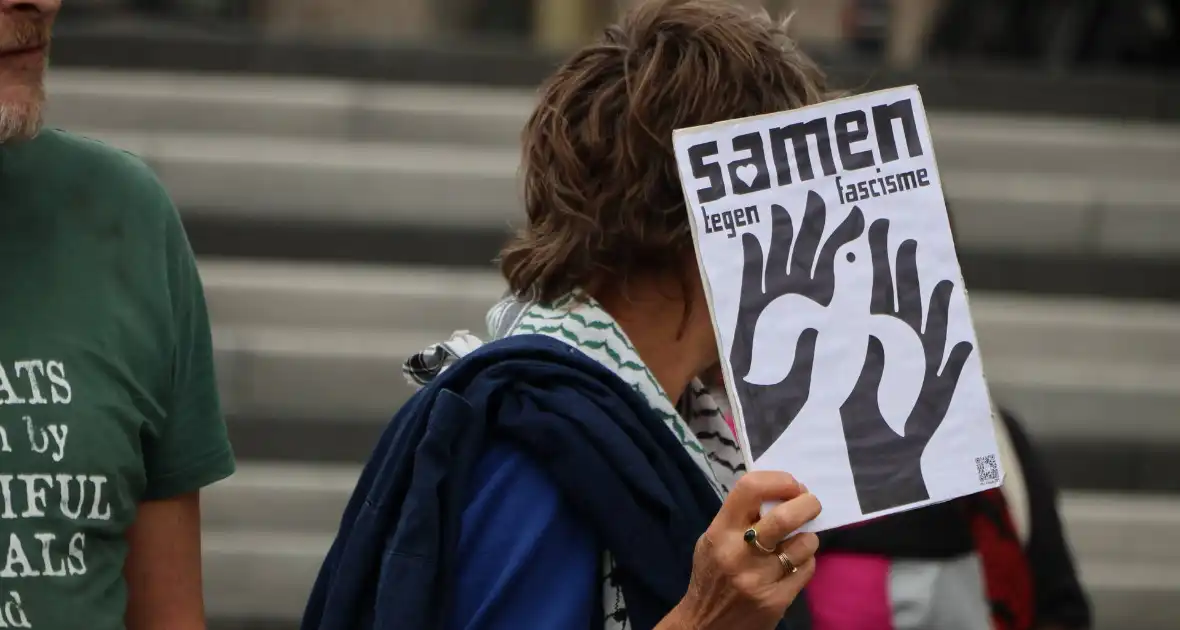 Demonstratie trekt veel aandacht - Foto 3