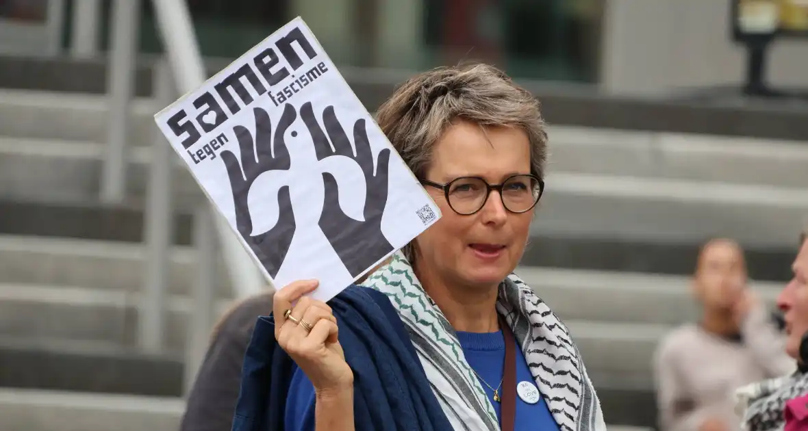 Demonstratie trekt veel aandacht - Foto 5
