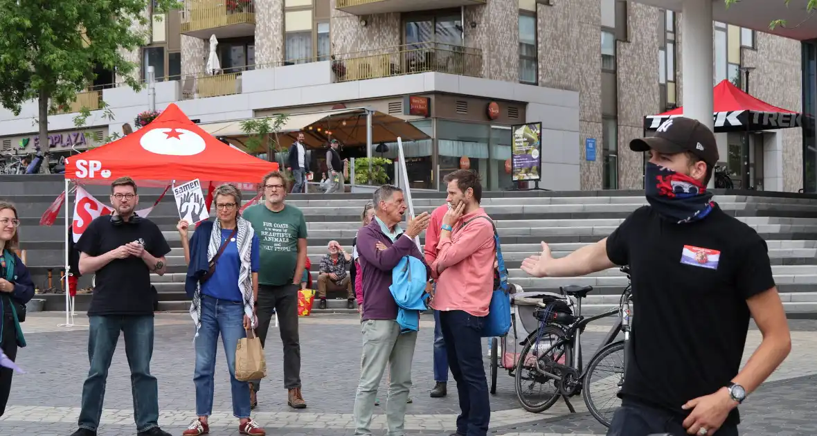 Demonstratie trekt veel aandacht - Foto 8