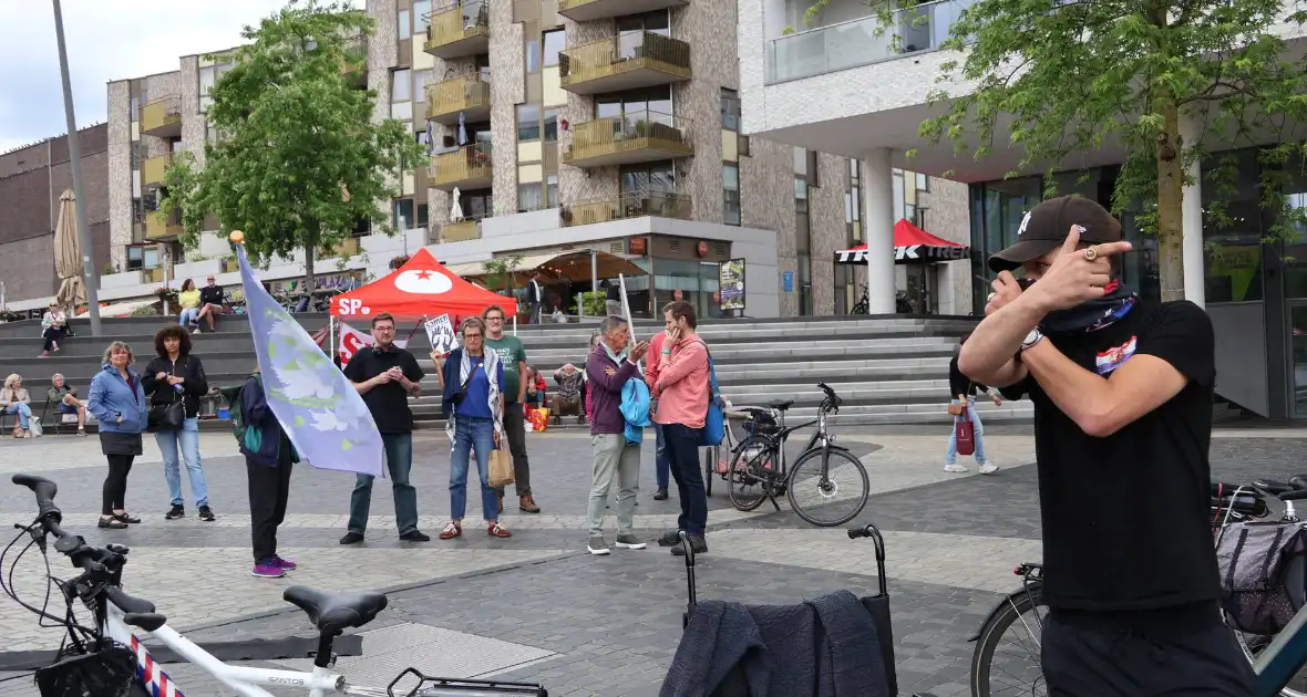Demonstratie trekt veel aandacht - Foto 9