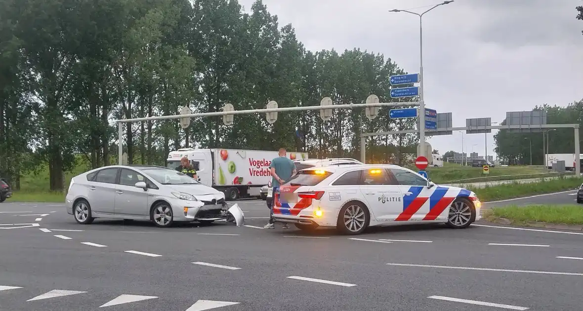 Verkeer ondervindt hinder na kop-staartaanrijding
