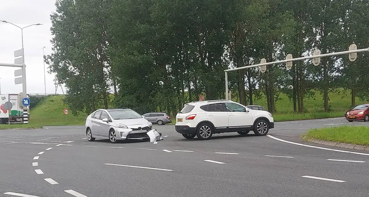 Verkeer ondervindt hinder na kop-staartaanrijding - Foto 1
