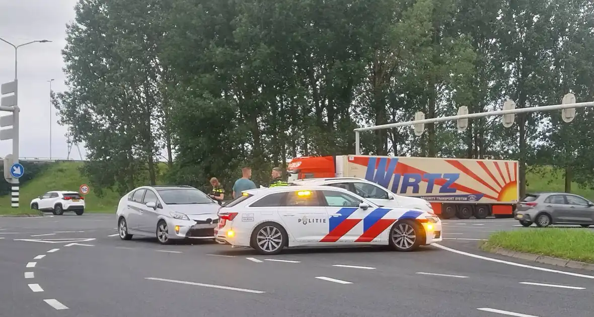 Verkeer ondervindt hinder na kop-staartaanrijding - Foto 2