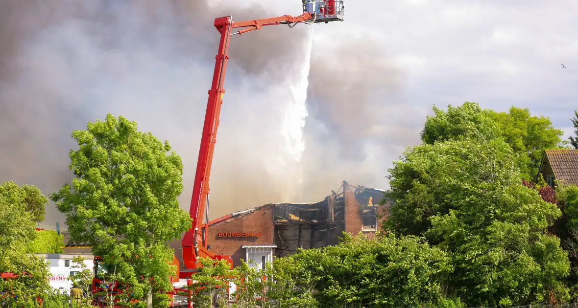 Grote rookontwikkeling en mogelijke explosie bij brand
