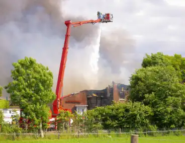 Grote rookontwikkeling en mogelijke explosie bij brand