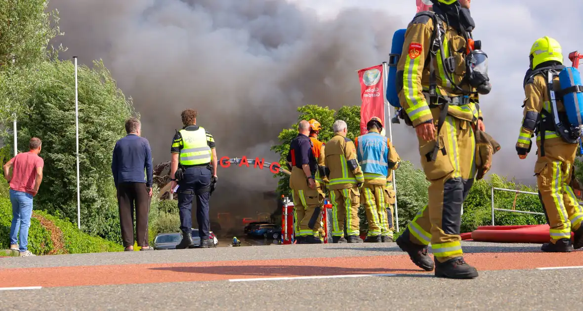 Grote rookontwikkeling en mogelijke explosie bij brand - Foto 4