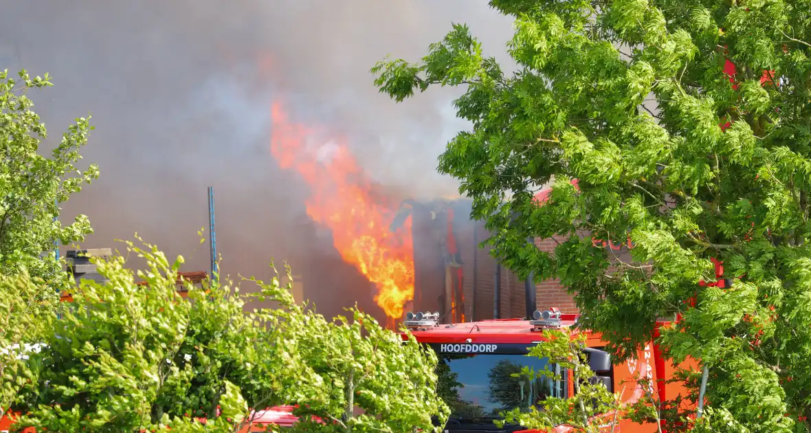 Grote rookontwikkeling en mogelijke explosie bij brand - Foto 6