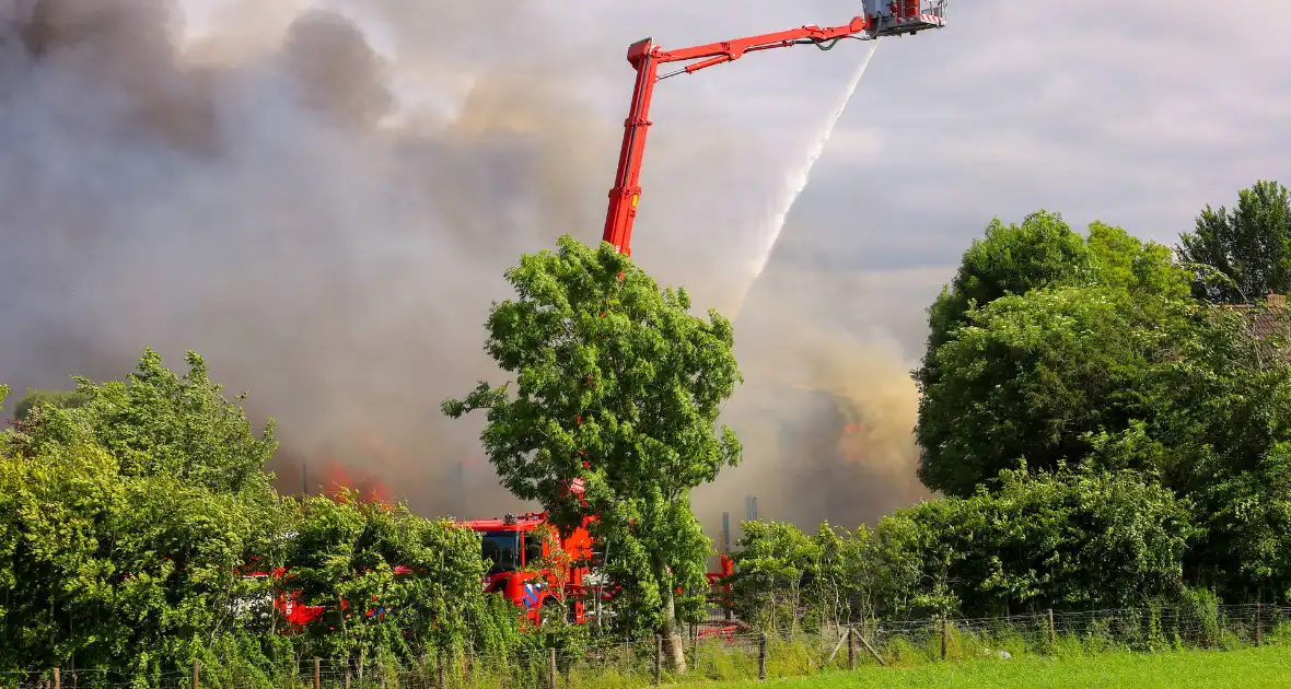 Grote rookontwikkeling en mogelijke explosie bij brand - Foto 7