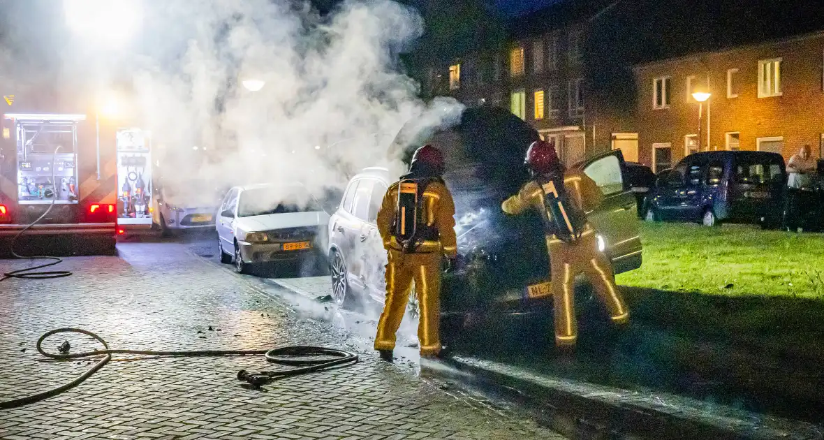 Auto volledig afgebrand door vermoedelijke brandstichting
