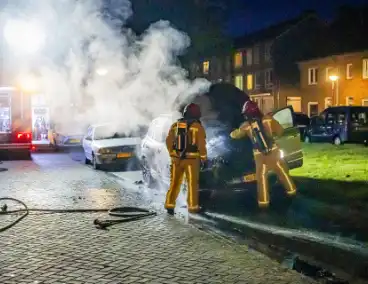 Auto volledig afgebrand door vermoedelijke brandstichting