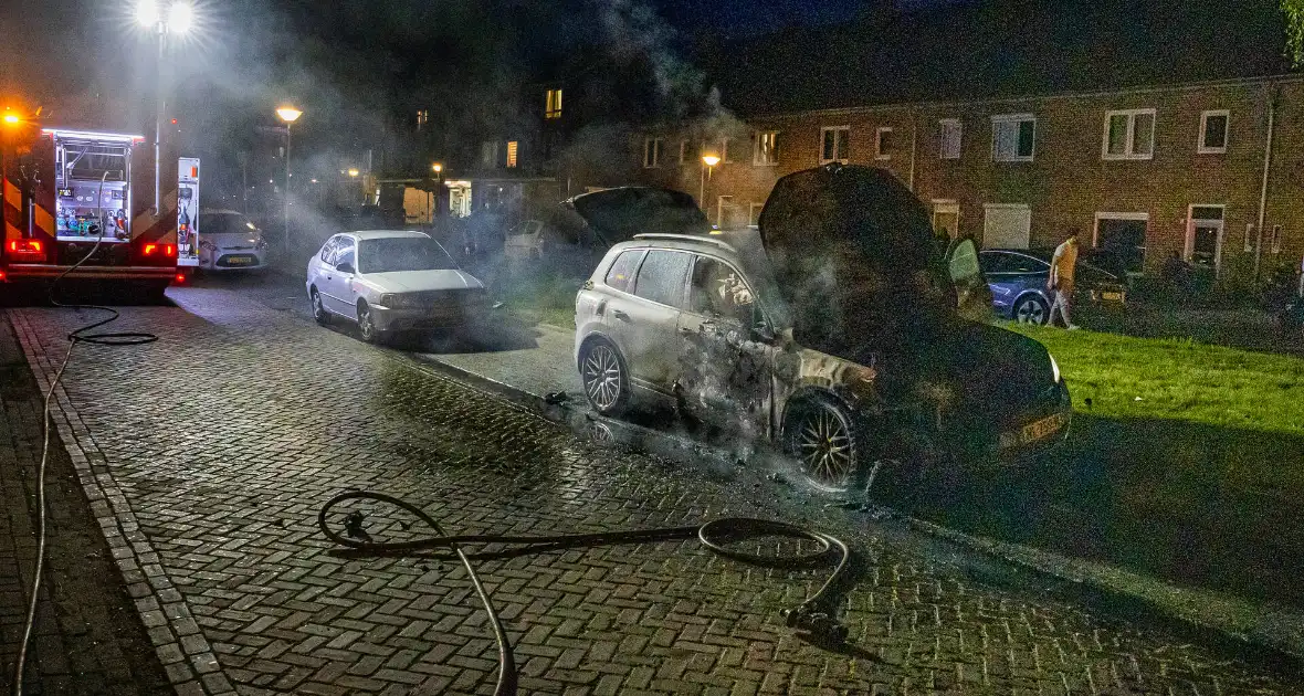 Auto volledig afgebrand door vermoedelijke brandstichting - Foto 1
