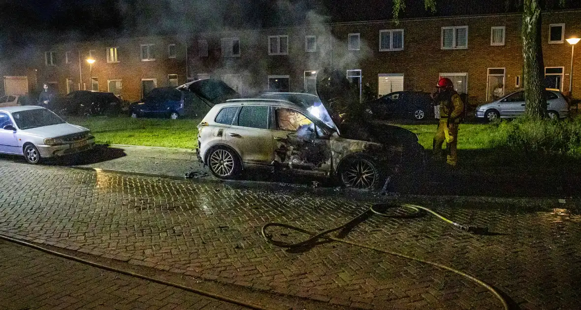 Auto volledig afgebrand door vermoedelijke brandstichting - Foto 2