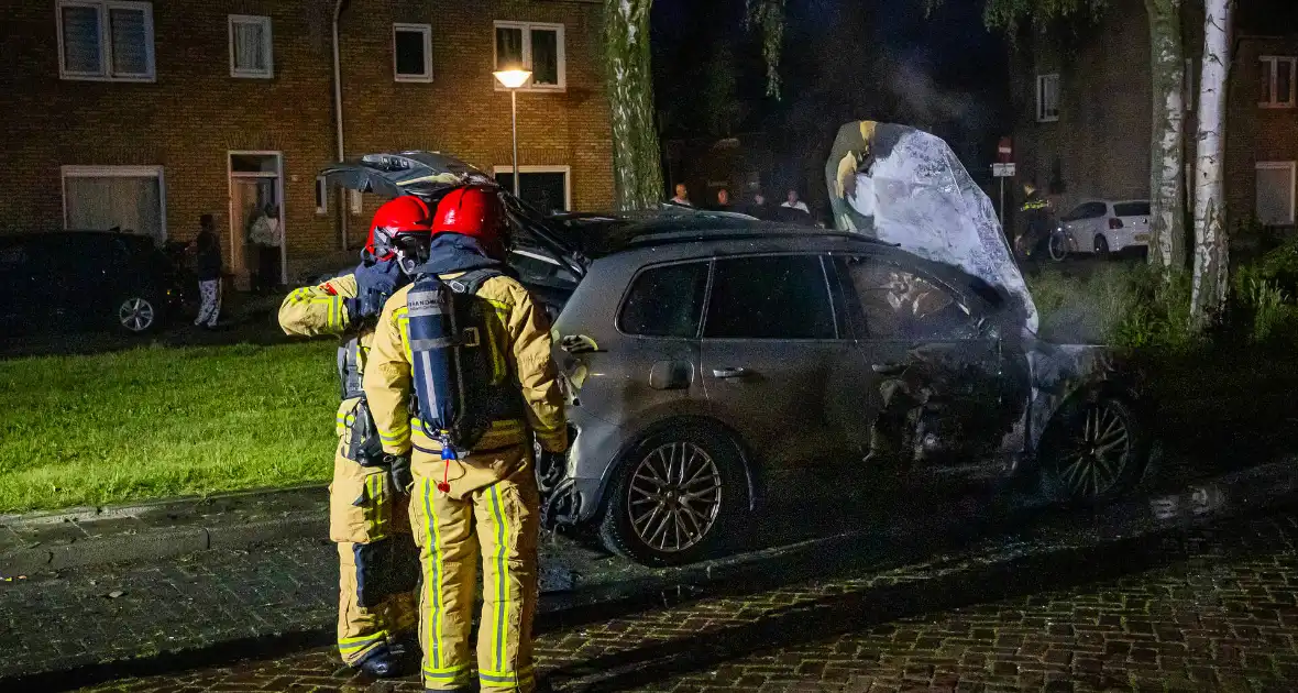 Auto volledig afgebrand door vermoedelijke brandstichting - Foto 3