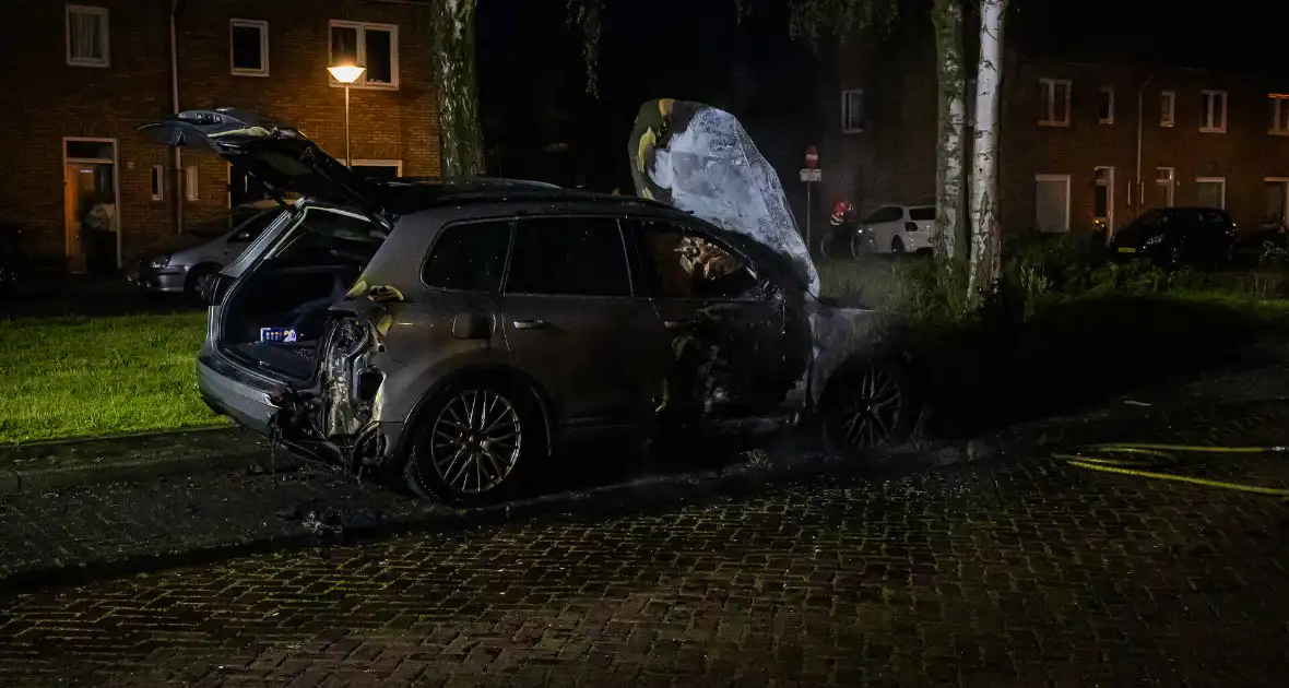 Auto volledig afgebrand door vermoedelijke brandstichting - Foto 4