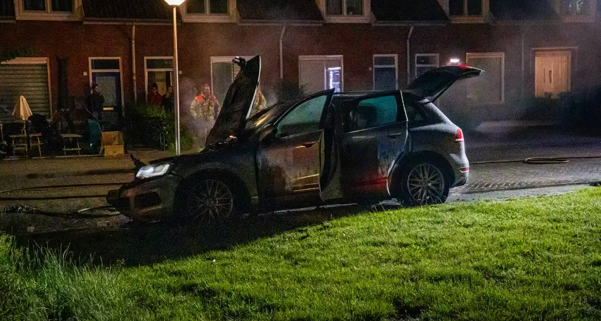 Auto volledig afgebrand door vermoedelijke brandstichting - Foto 5