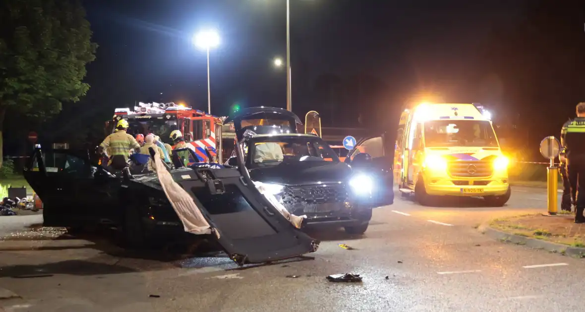 Aanrijding tussen taxi en personenauto leidt tot gewonden