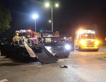 Aanrijding tussen taxi en personenauto leidt tot gewonden