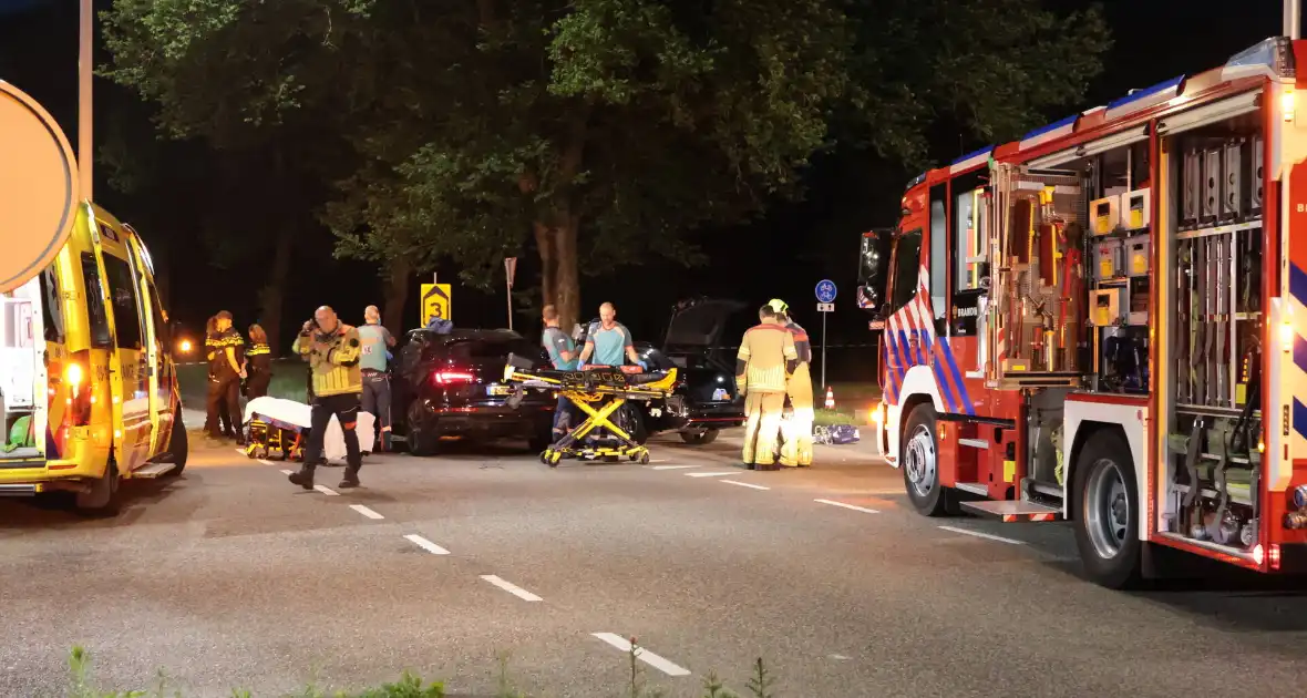 Aanrijding tussen taxi en personenauto leidt tot gewonden - Foto 1