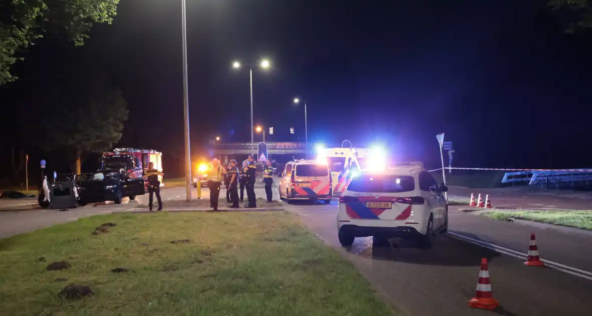 Aanrijding tussen taxi en personenauto leidt tot gewonden - Foto 10