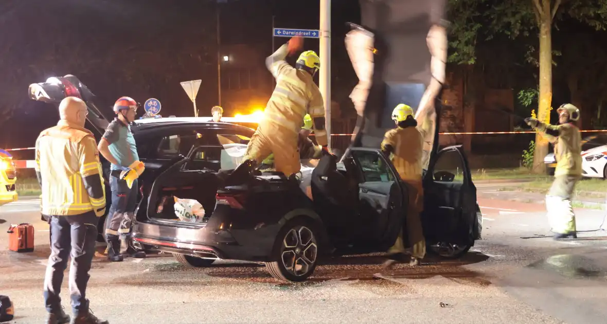 Aanrijding tussen taxi en personenauto leidt tot gewonden - Foto 12