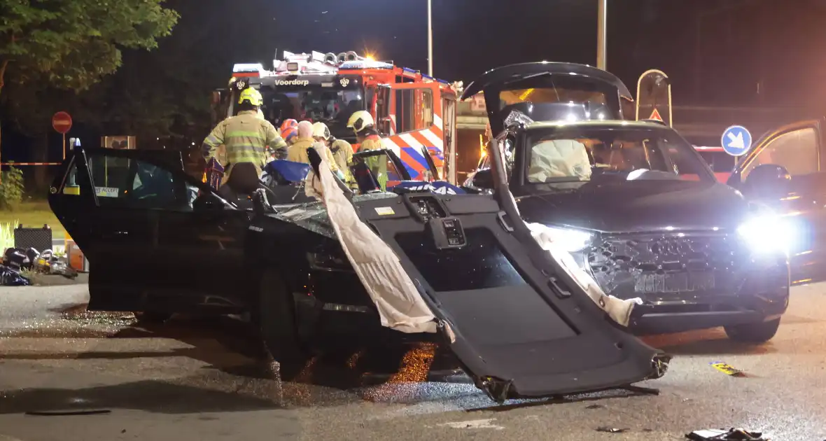 Aanrijding tussen taxi en personenauto leidt tot gewonden - Foto 13