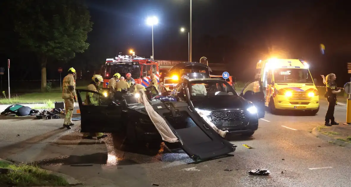 Aanrijding tussen taxi en personenauto leidt tot gewonden - Foto 14