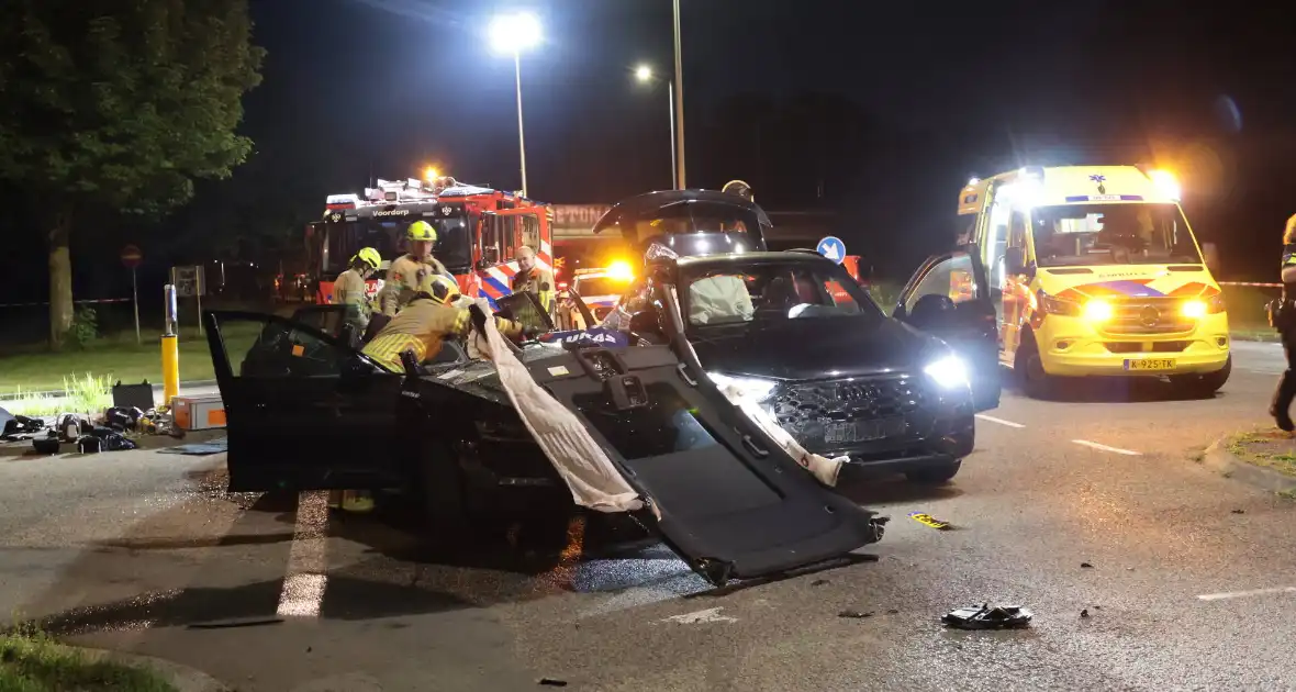 Aanrijding tussen taxi en personenauto leidt tot gewonden - Foto 15