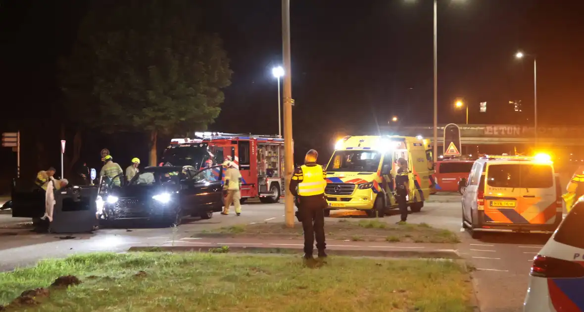 Aanrijding tussen taxi en personenauto leidt tot gewonden - Foto 16