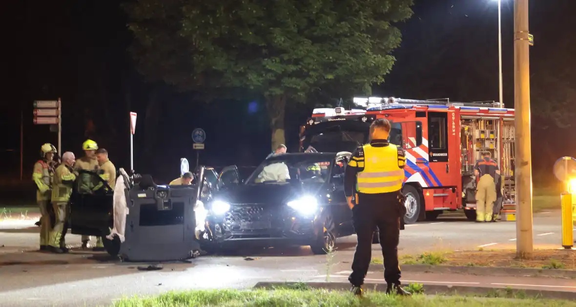 Aanrijding tussen taxi en personenauto leidt tot gewonden - Foto 18