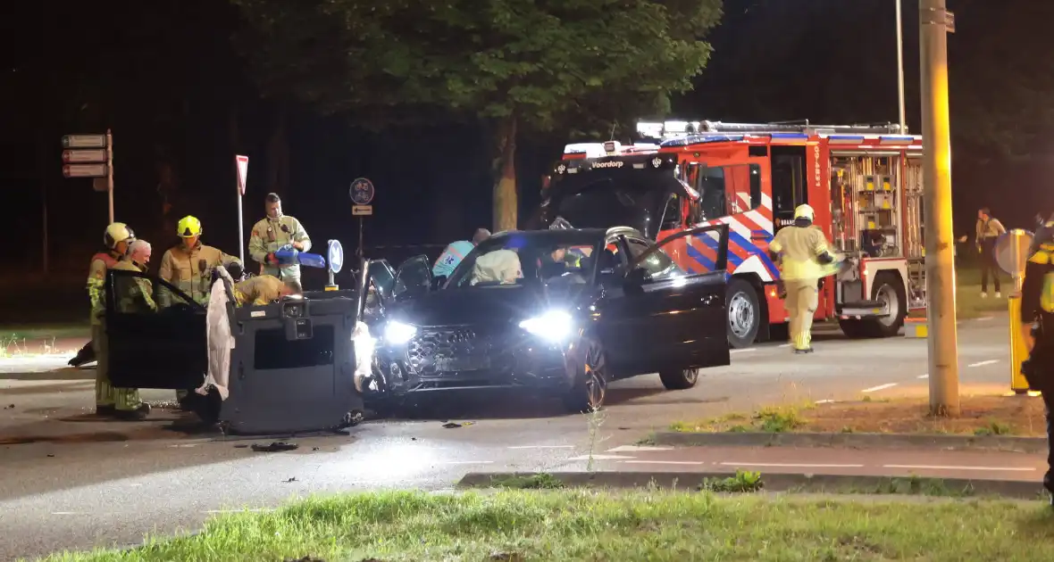 Aanrijding tussen taxi en personenauto leidt tot gewonden - Foto 19