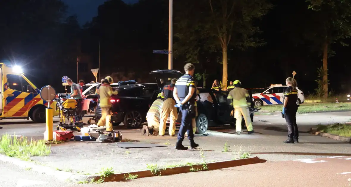 Aanrijding tussen taxi en personenauto leidt tot gewonden - Foto 2