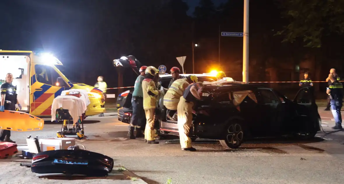 Aanrijding tussen taxi en personenauto leidt tot gewonden - Foto 20