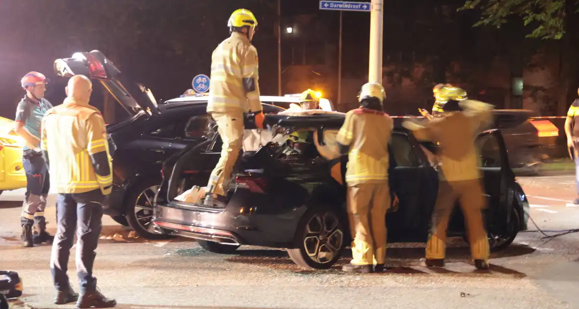 Aanrijding tussen taxi en personenauto leidt tot gewonden - Foto 21