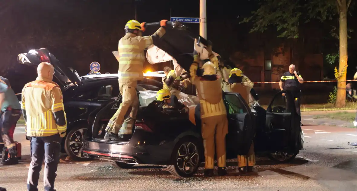 Aanrijding tussen taxi en personenauto leidt tot gewonden - Foto 22