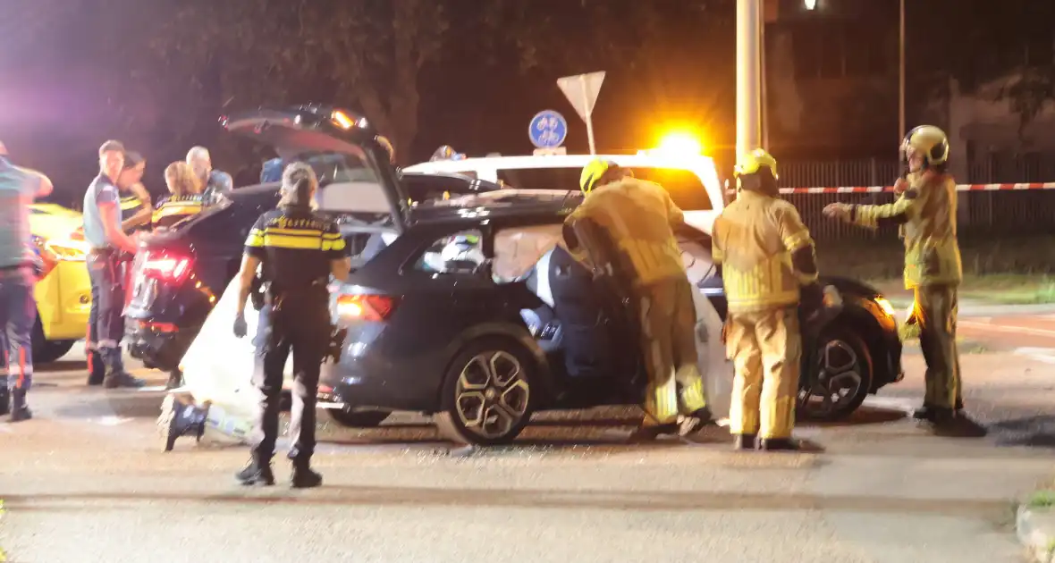 Aanrijding tussen taxi en personenauto leidt tot gewonden - Foto 3