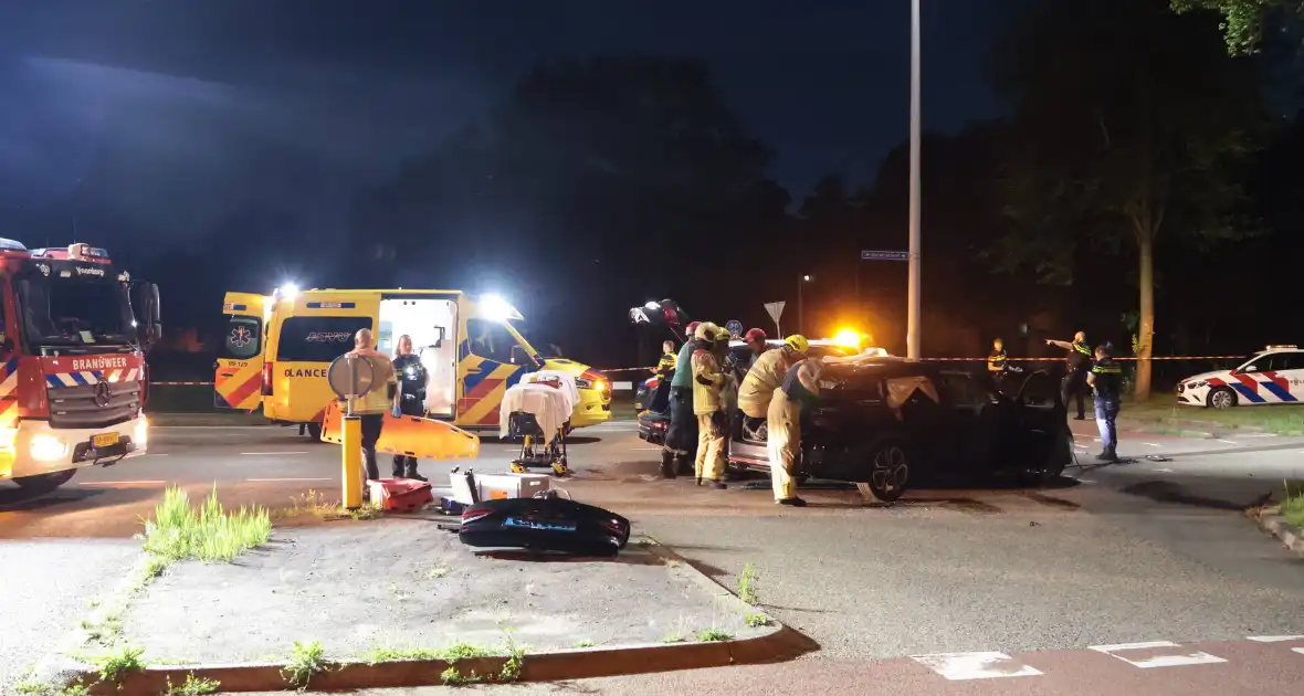 Aanrijding tussen taxi en personenauto leidt tot gewonden - Foto 5