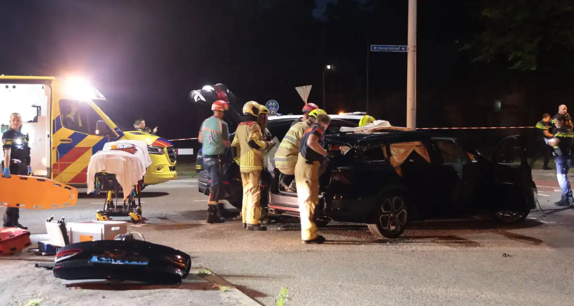 Aanrijding tussen taxi en personenauto leidt tot gewonden - Foto 6