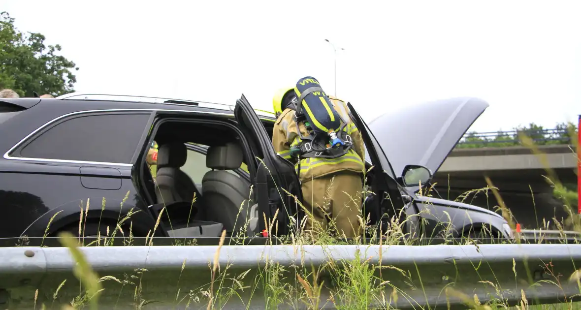Brand in dashboard van auto op snelweg
