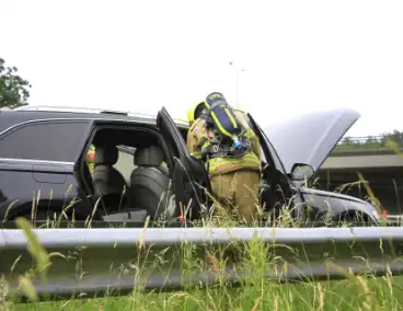 Brand in dashboard van auto op snelweg