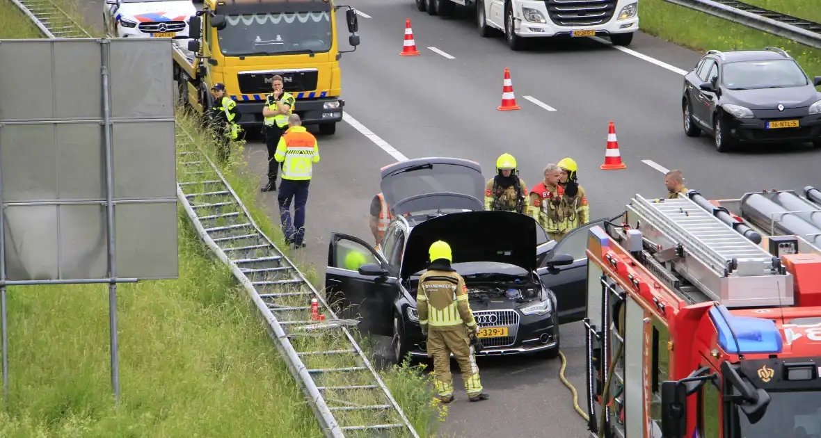 Brand in dashboard van auto op snelweg - Foto 1