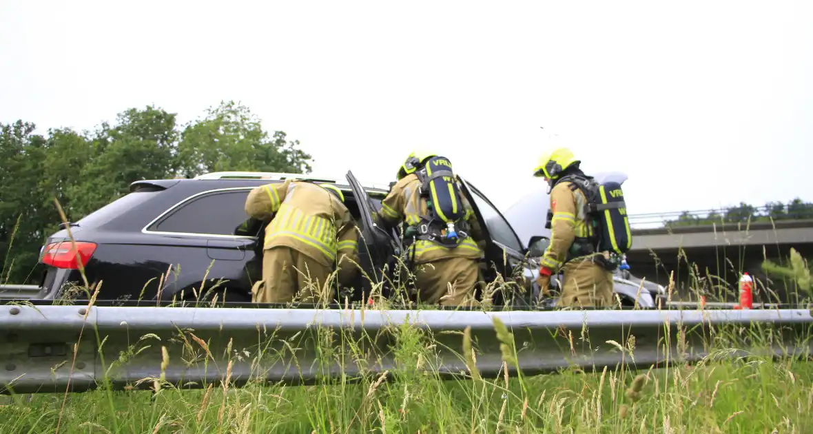 Brand in dashboard van auto op snelweg - Foto 10